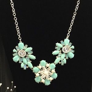 GOING—💥FAB! Silver Tone Necklace Jeweled Clusters NICE💥